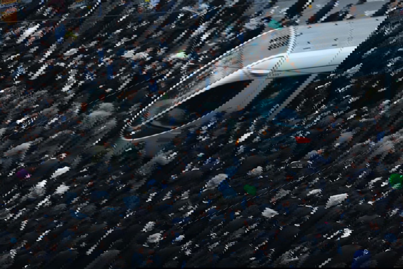 צפו: המפגין הבודד חסם את הרכבת הקלה