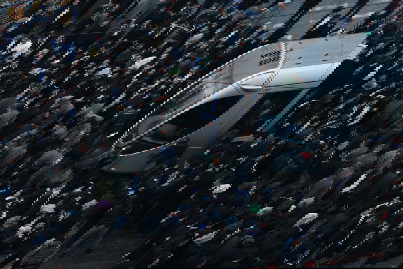 צפו: המפגין הבודד חסם את הרכבת הקלה