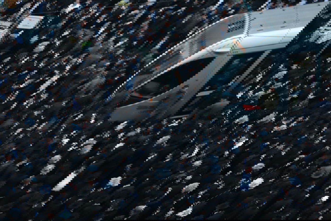 צפו: המפגין הבודד חסם את הרכבת הקלה