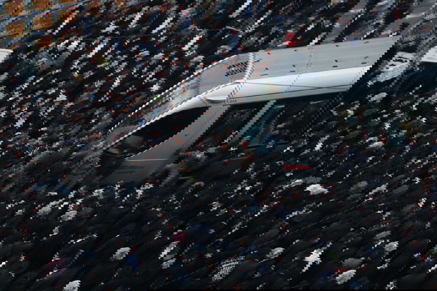 צפו: המפגין הבודד חסם את הרכבת הקלה