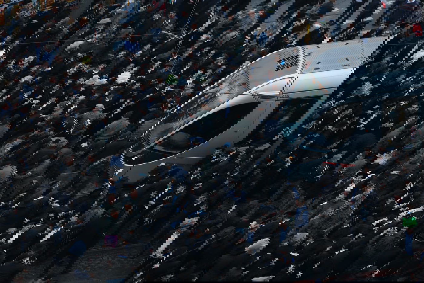 צפו: המפגין הבודד חסם את הרכבת הקלה