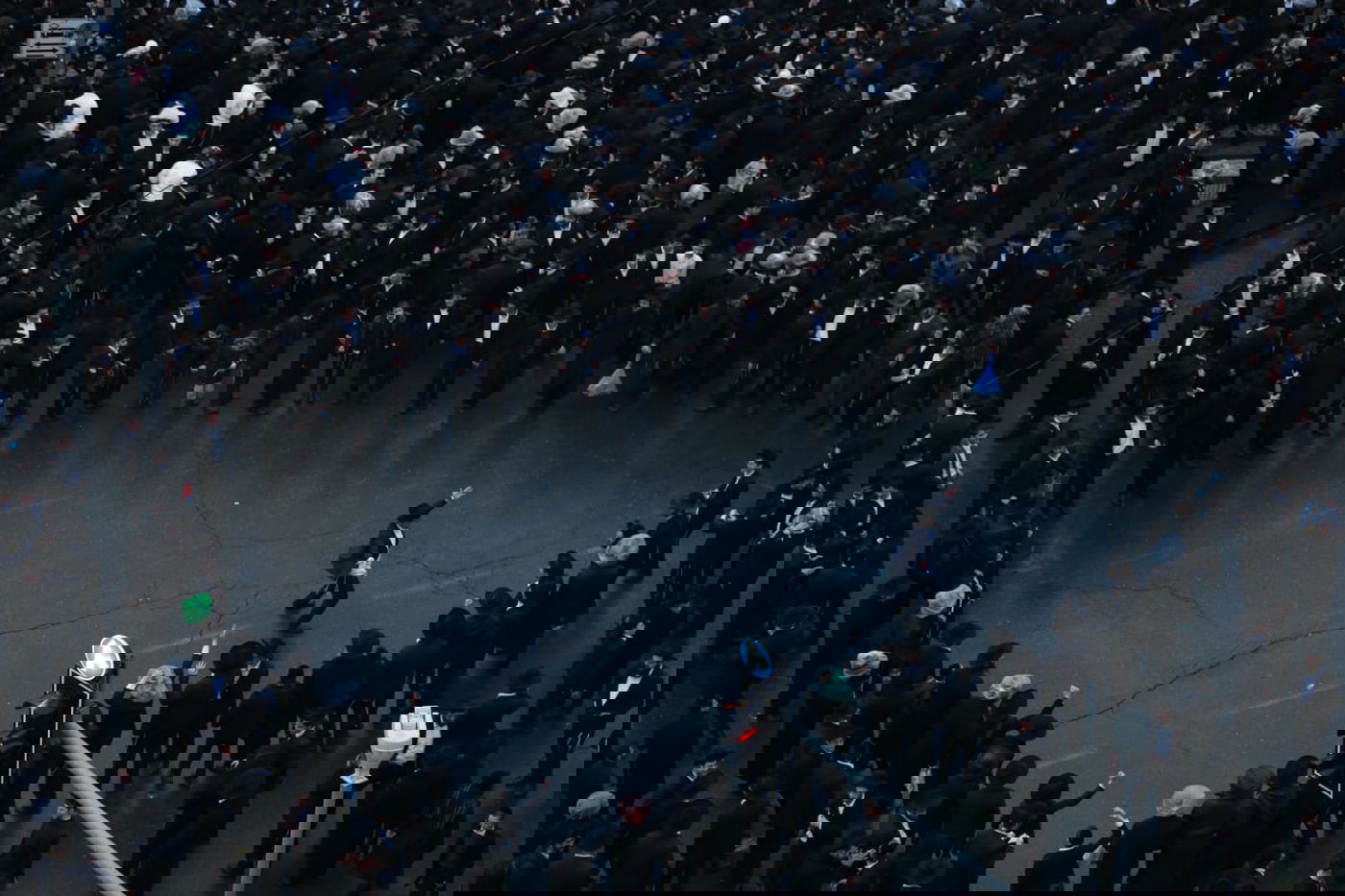 צפו: המפגין הבודד חסם את הרכבת הקלה