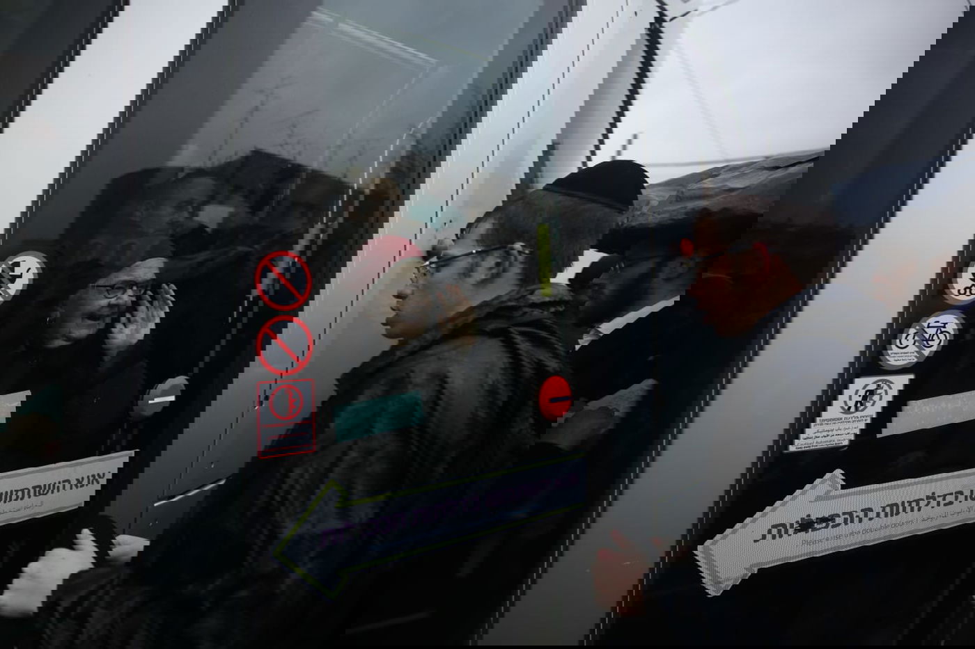 צפו: המפגין הבודד חסם את הרכבת הקלה