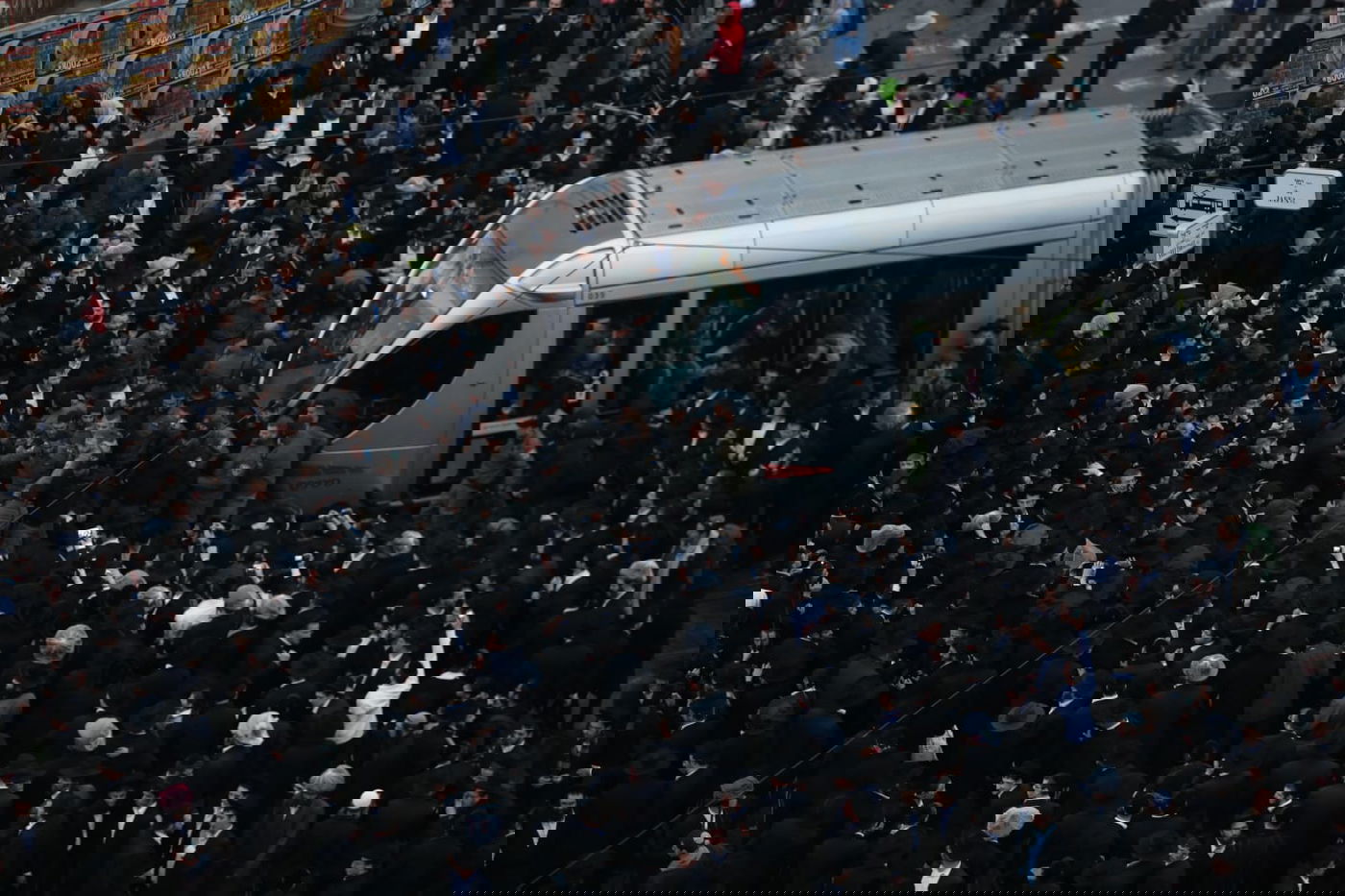 צפו: המפגין הבודד חסם את הרכבת הקלה