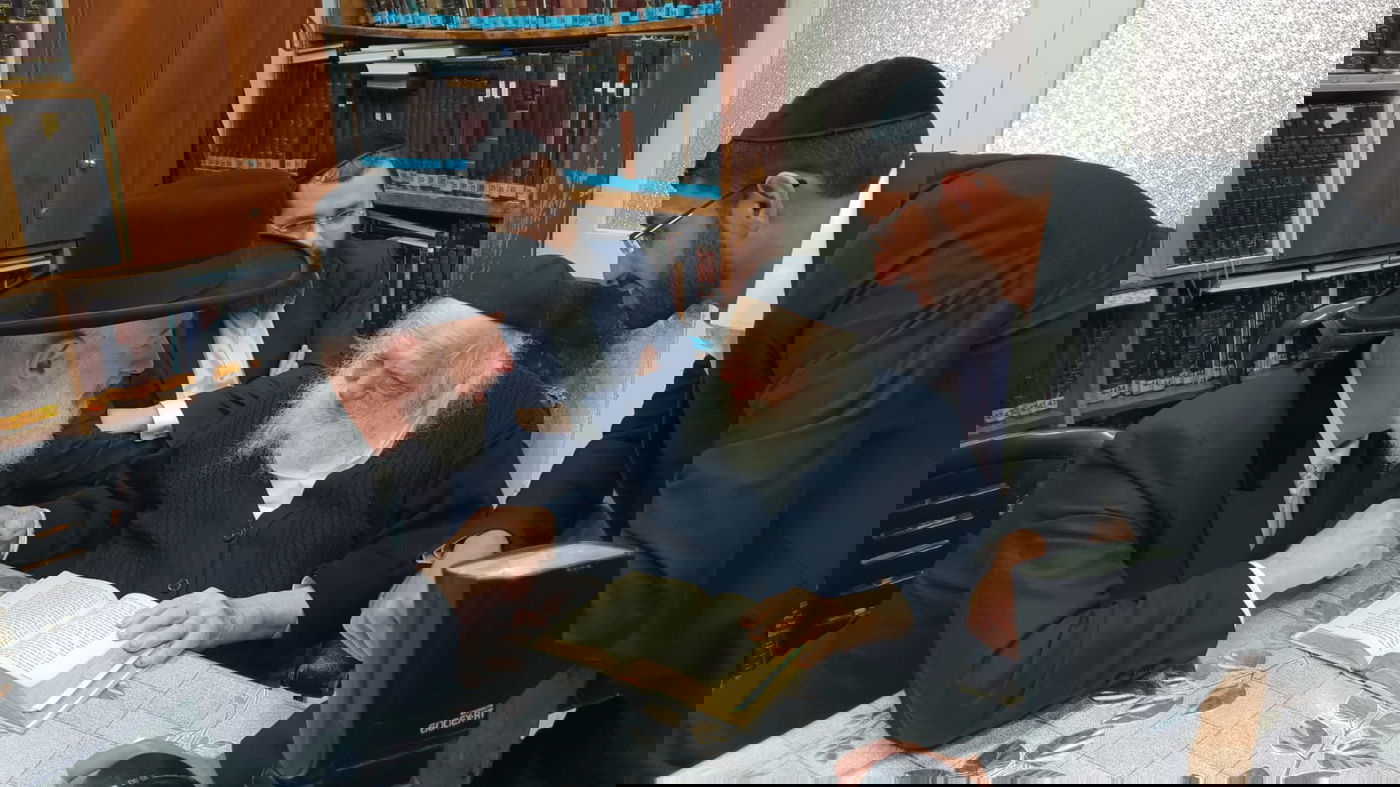 כשהרב מצגר נשנק בבכי אצל שר התורה