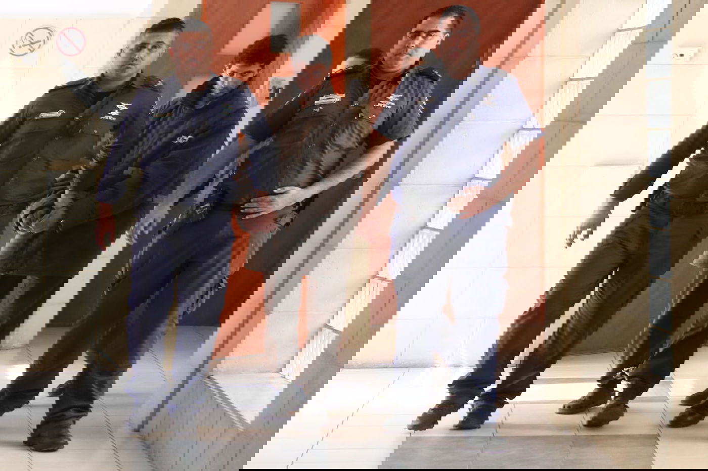 הרוצח בבית המשפט, הבוקר