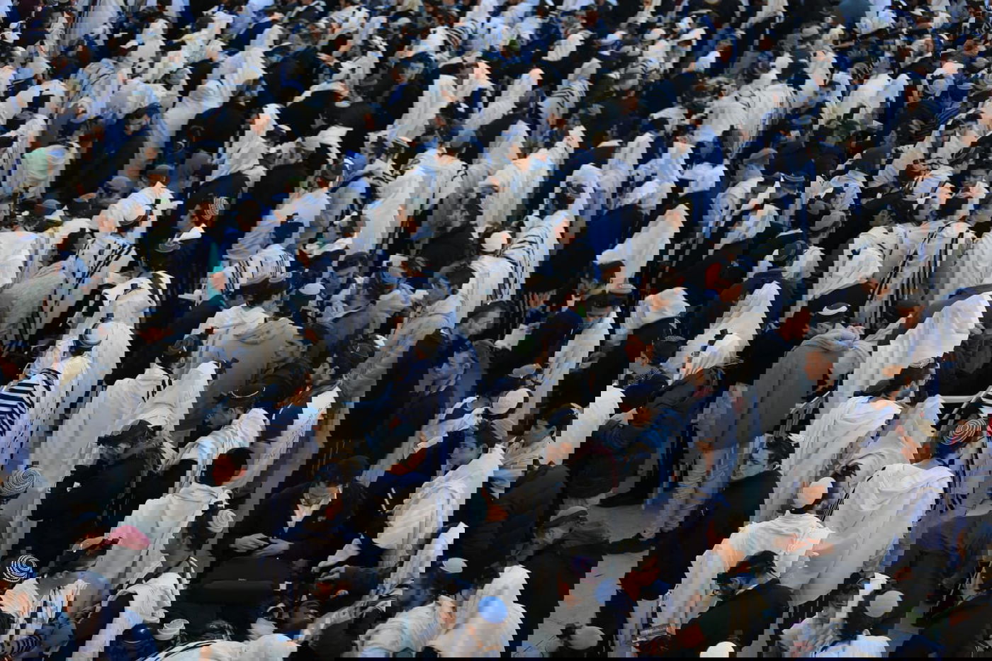 אלפים רבים הגיעו לתפילה בכותל: כנגד נשות הפרובוקציה