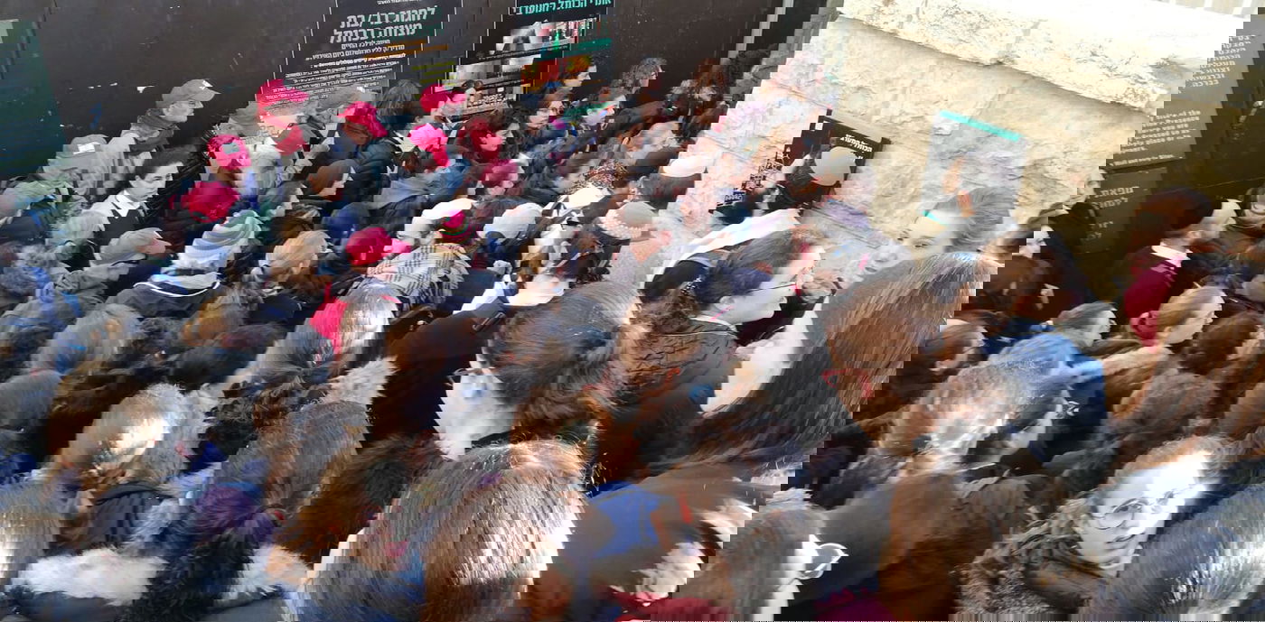 אלפים רבים הגיעו לתפילה בכותל: כנגד נשות הפרובוקציה