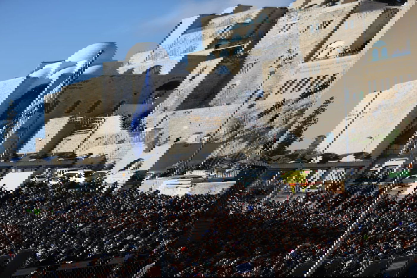 אלפים רבים הגיעו לתפילה בכותל: כנגד נשות הפרובוקציה