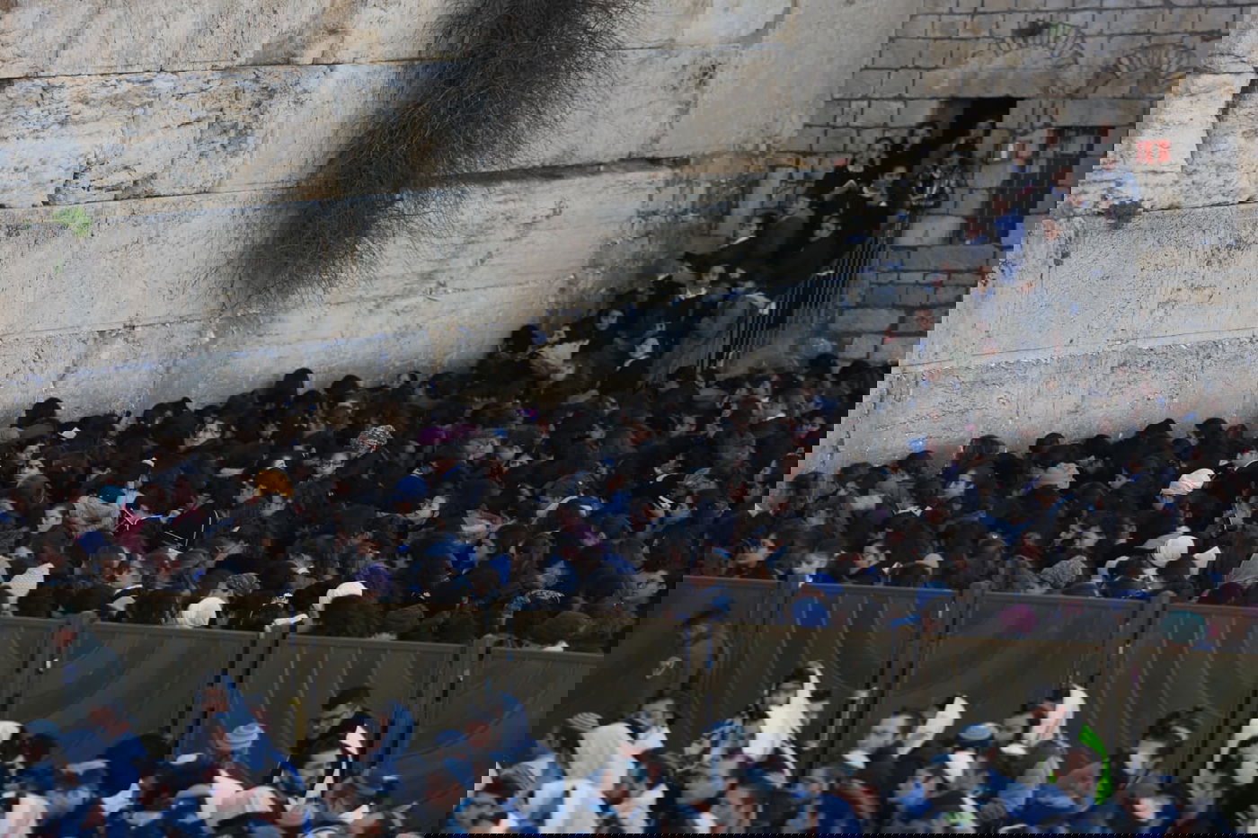 אלפים רבים הגיעו לתפילה בכותל: כנגד נשות הפרובוקציה