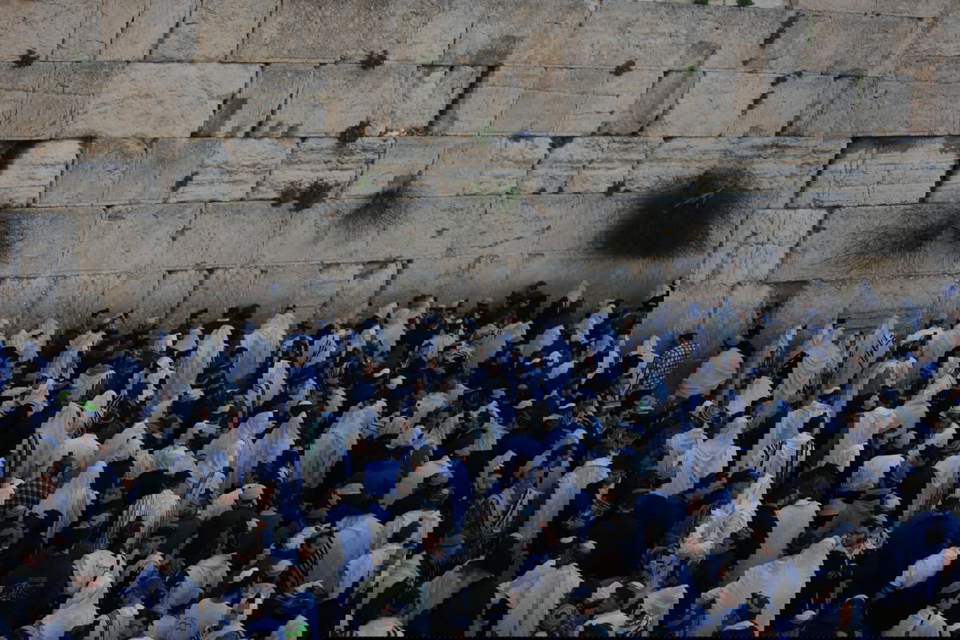 אלפים רבים הגיעו לתפילה בכותל: כנגד נשות הפרובוקציה