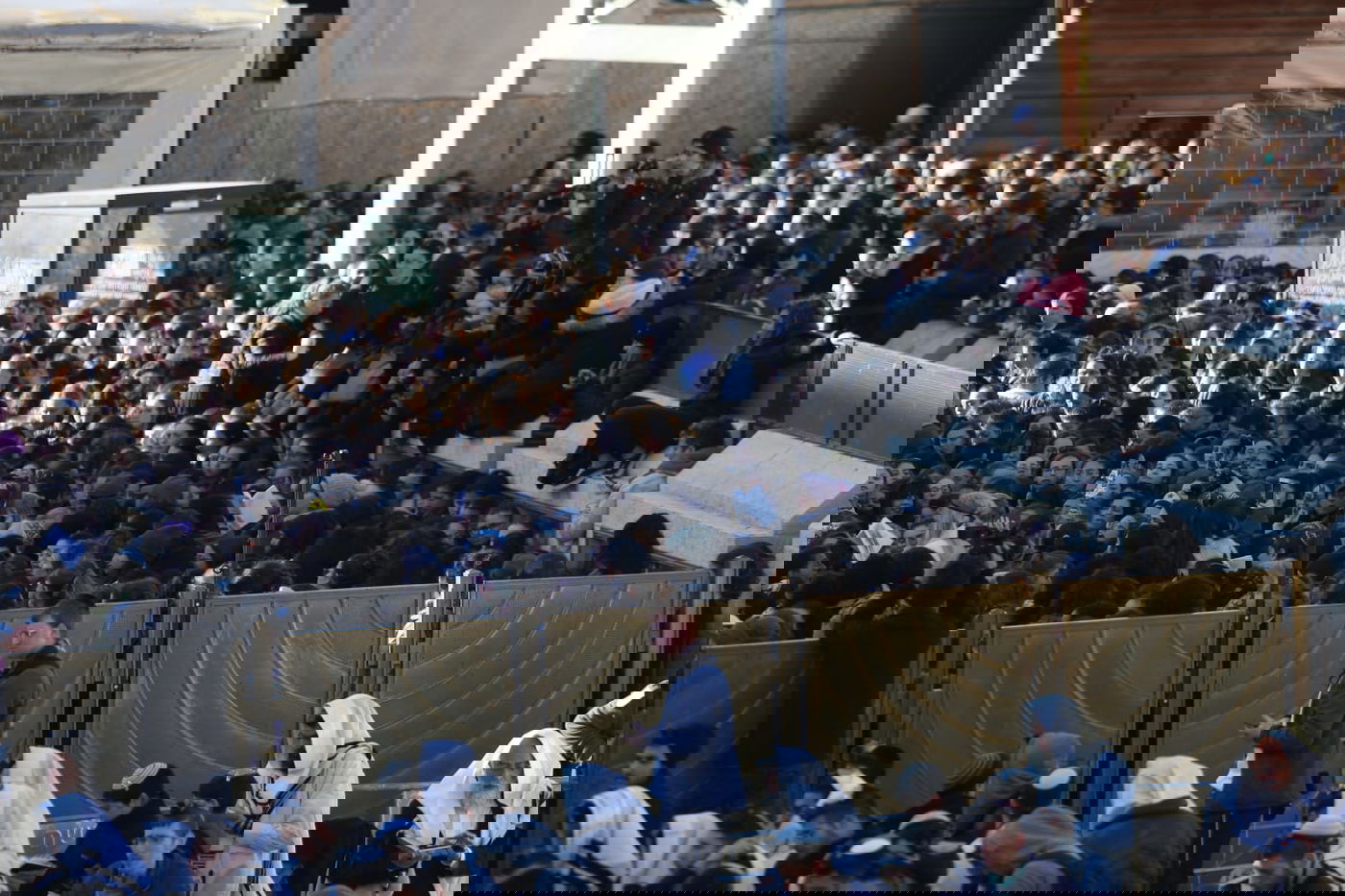 אלפים רבים הגיעו לתפילה בכותל: כנגד נשות הפרובוקציה