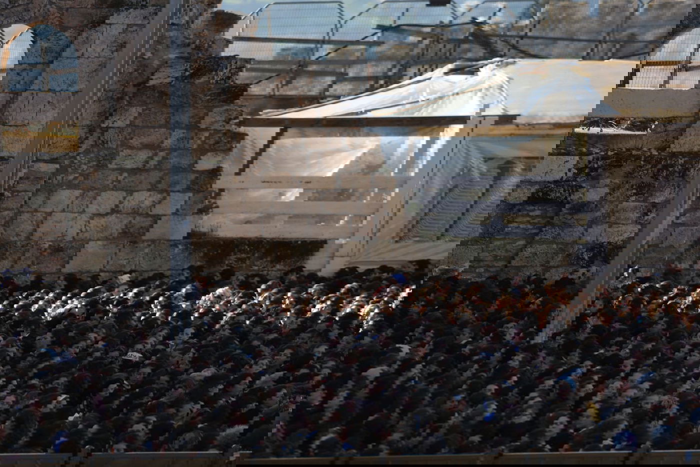 אלפים רבים הגיעו לתפילה בכותל: כנגד נשות הפרובוקציה