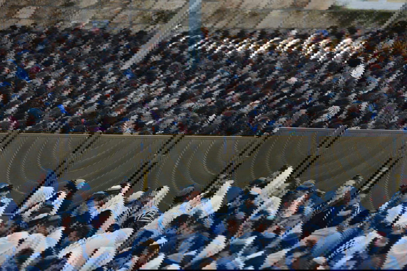 אלפים רבים הגיעו לתפילה בכותל: כנגד נשות הפרובוקציה