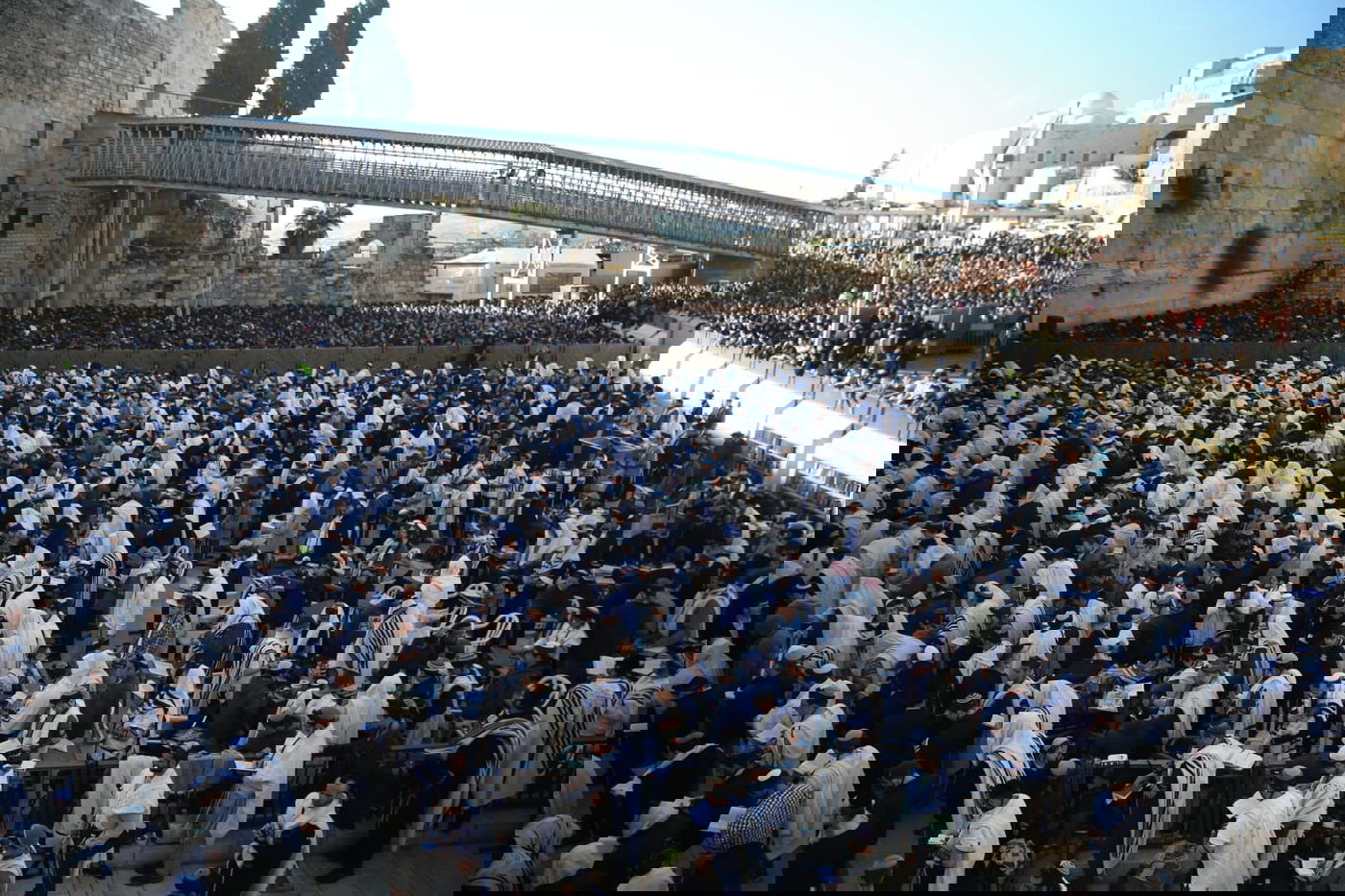 אלפים רבים הגיעו לתפילה בכותל: כנגד נשות הפרובוקציה