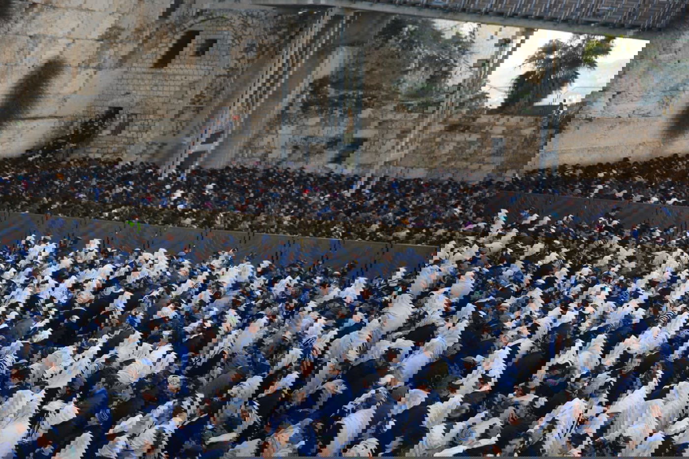 אלפים רבים הגיעו לתפילה בכותל: כנגד נשות הפרובוקציה