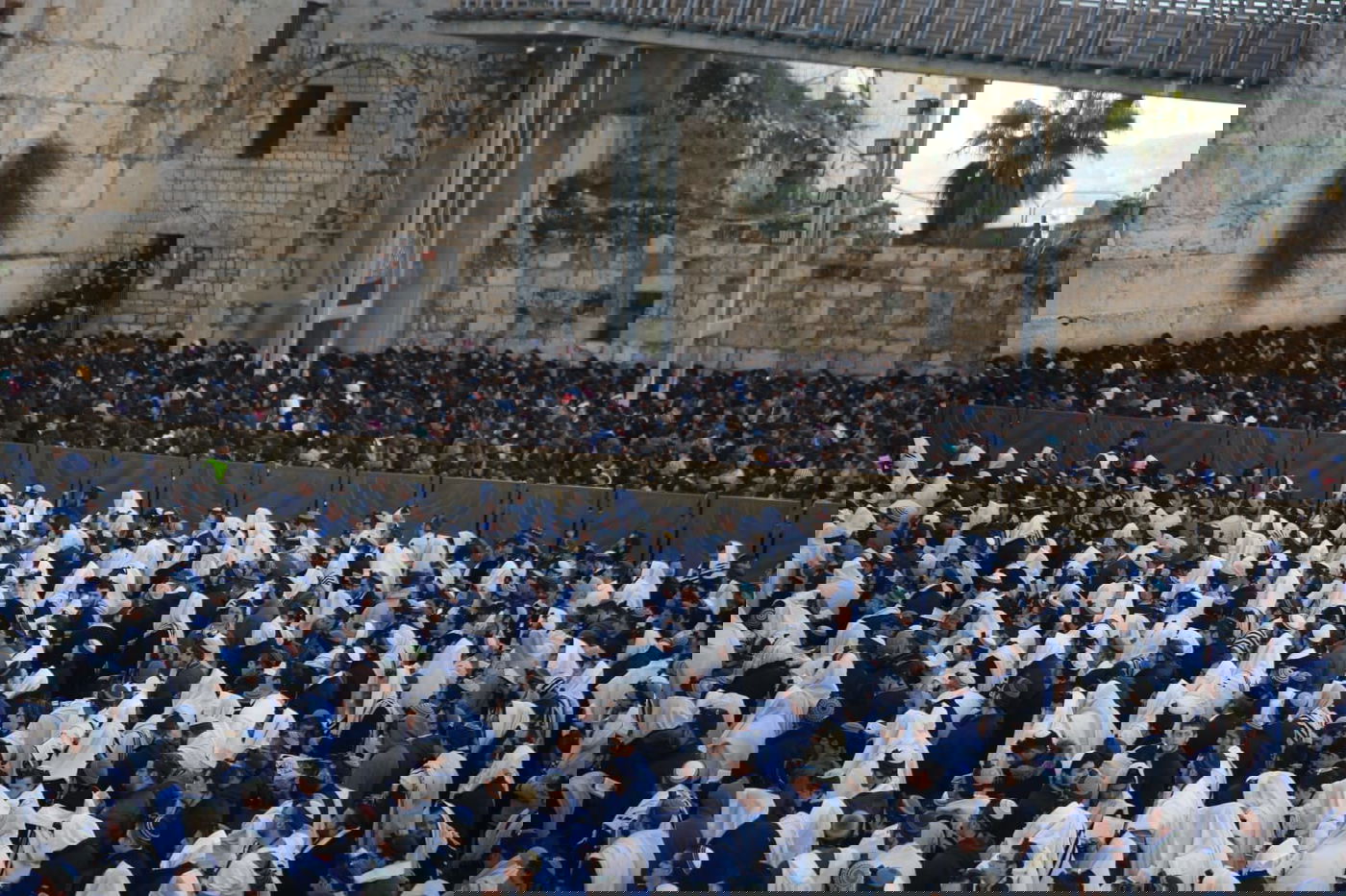 אלפים רבים הגיעו לתפילה בכותל: כנגד נשות הפרובוקציה