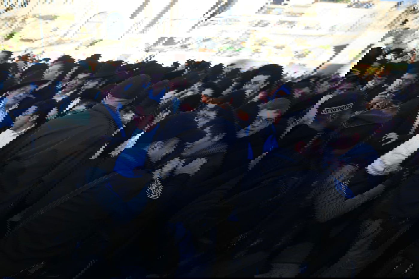 אלפים רבים הגיעו לתפילה בכותל: כנגד נשות הפרובוקציה