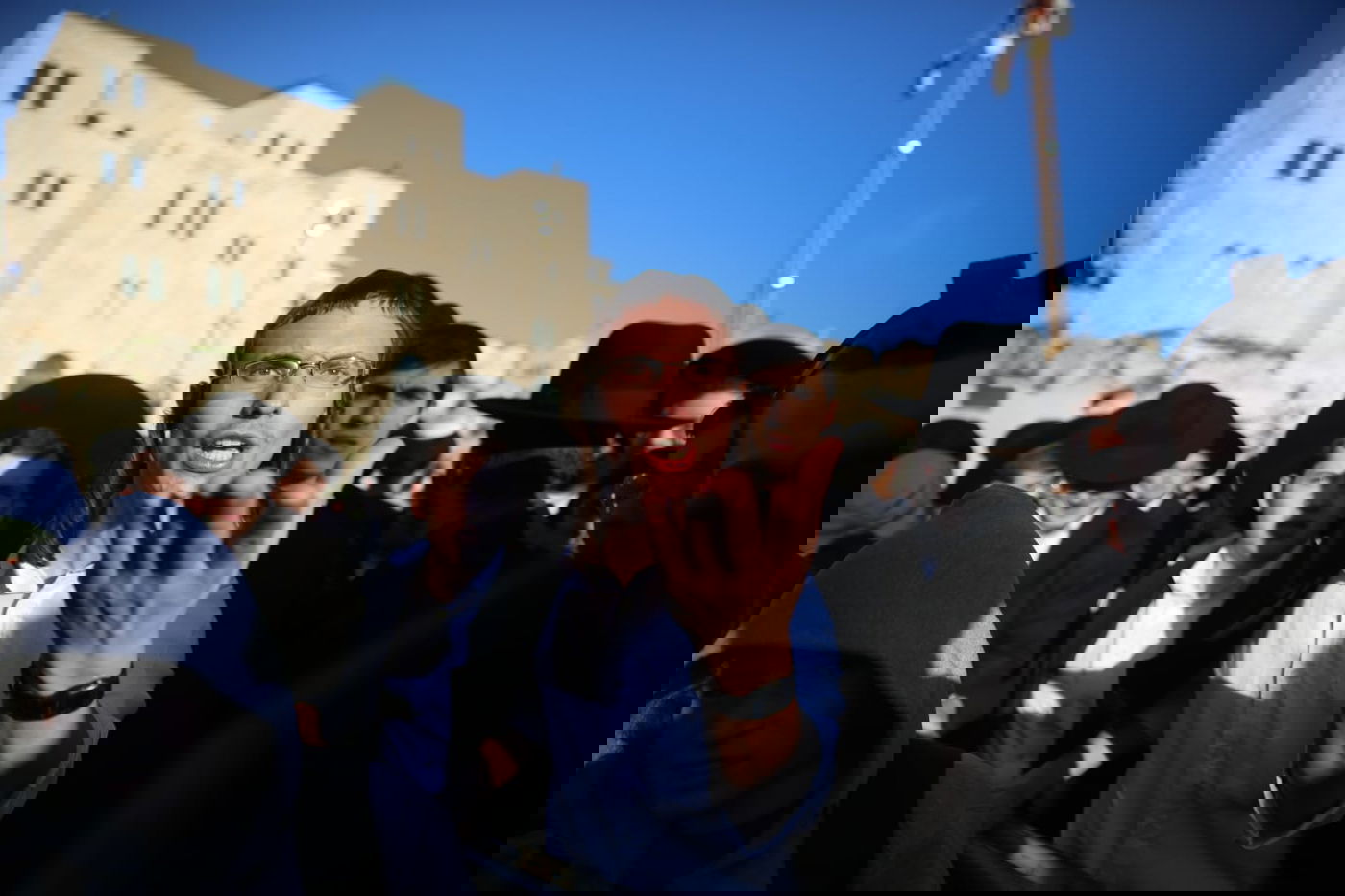 אלפים רבים הגיעו לתפילה בכותל: כנגד נשות הפרובוקציה