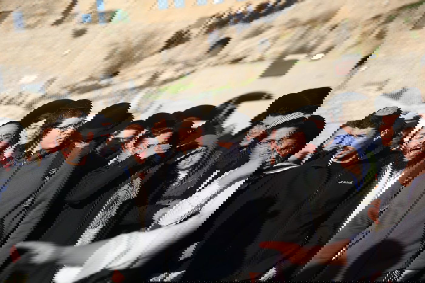 אלפים רבים הגיעו לתפילה בכותל: כנגד נשות הפרובוקציה