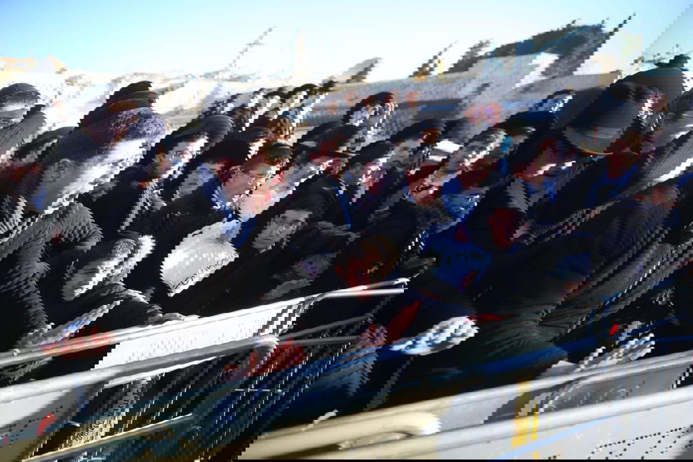 אלפים רבים הגיעו לתפילה בכותל: כנגד נשות הפרובוקציה