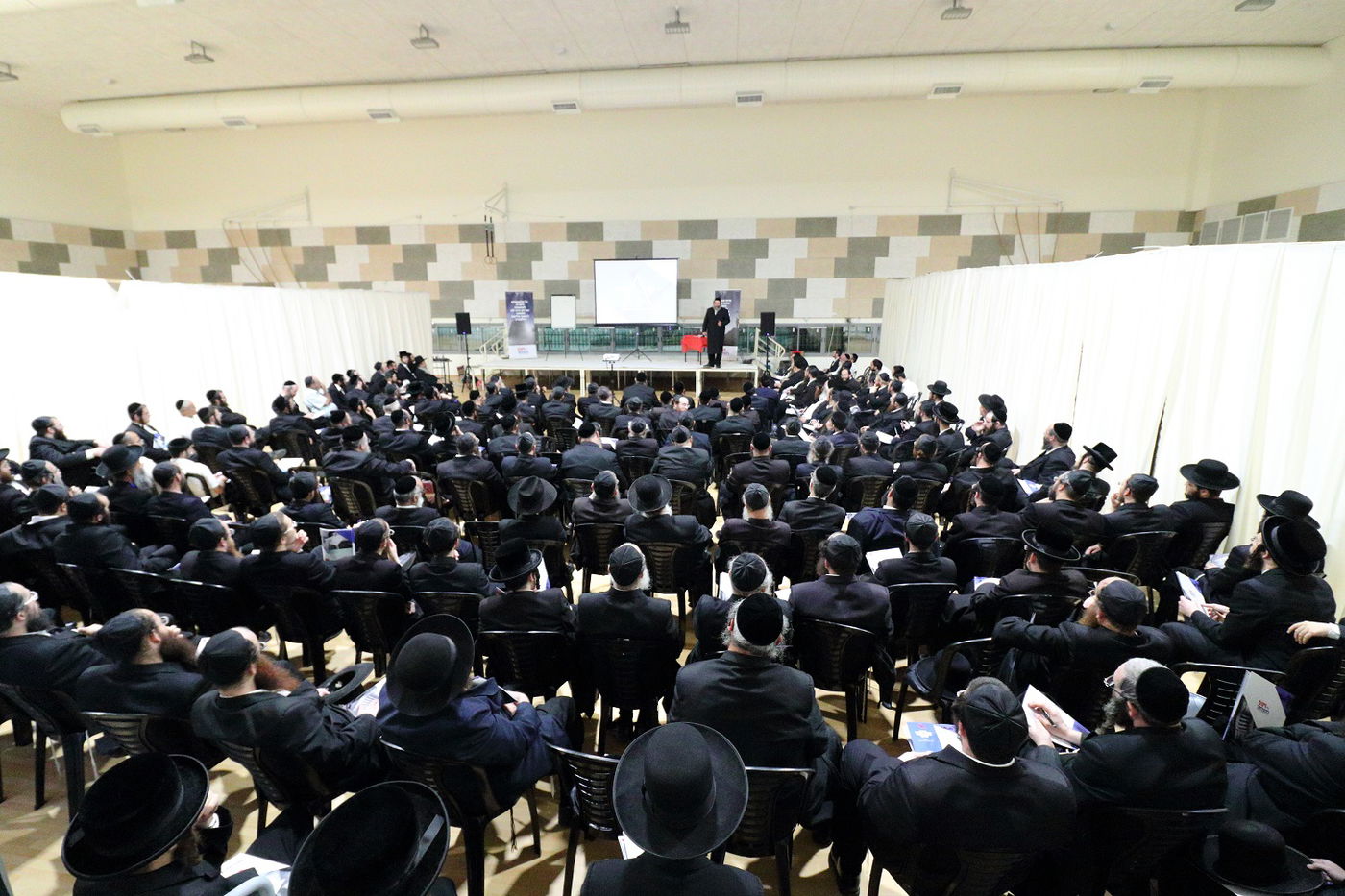 הרצאה של הרב משה הגר, אולם מלא מפה לפה