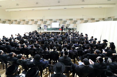 הרצאה של הרב משה הגר, אולם מלא מפה לפה