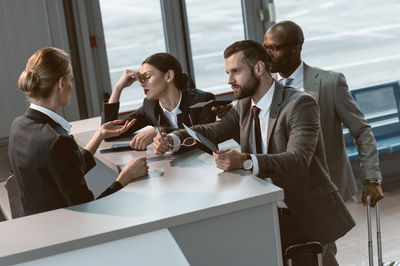 ביקורת דרכונים, אילוסטרציה