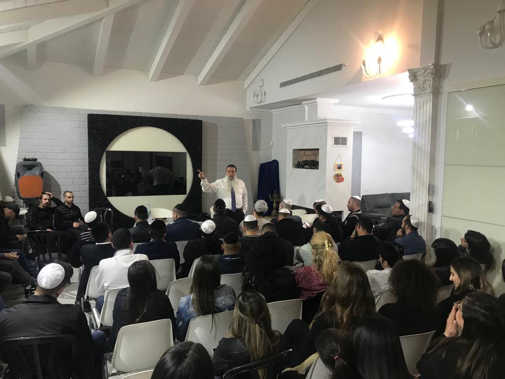 הרב יגאל כהן מסר שיעור אצל עומר אדם