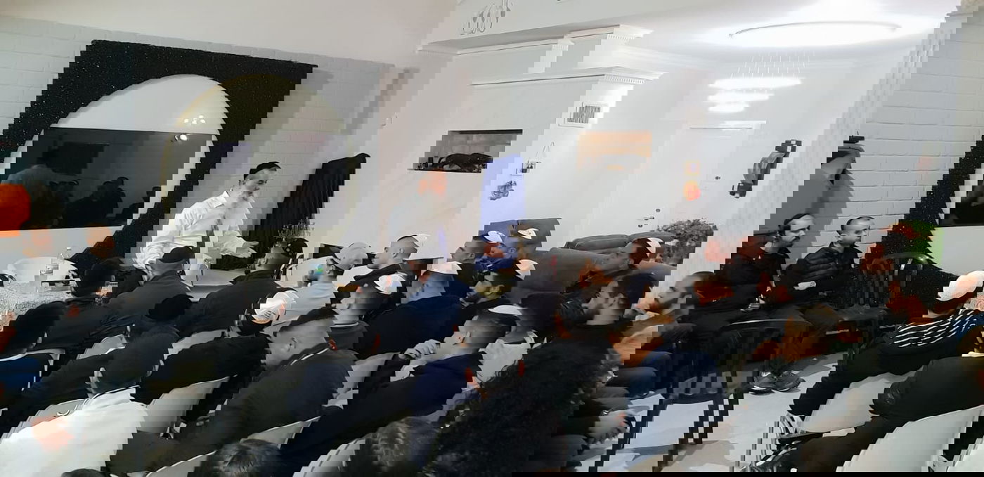 הרב יגאל כהן מסר שיעור אצל עומר אדם