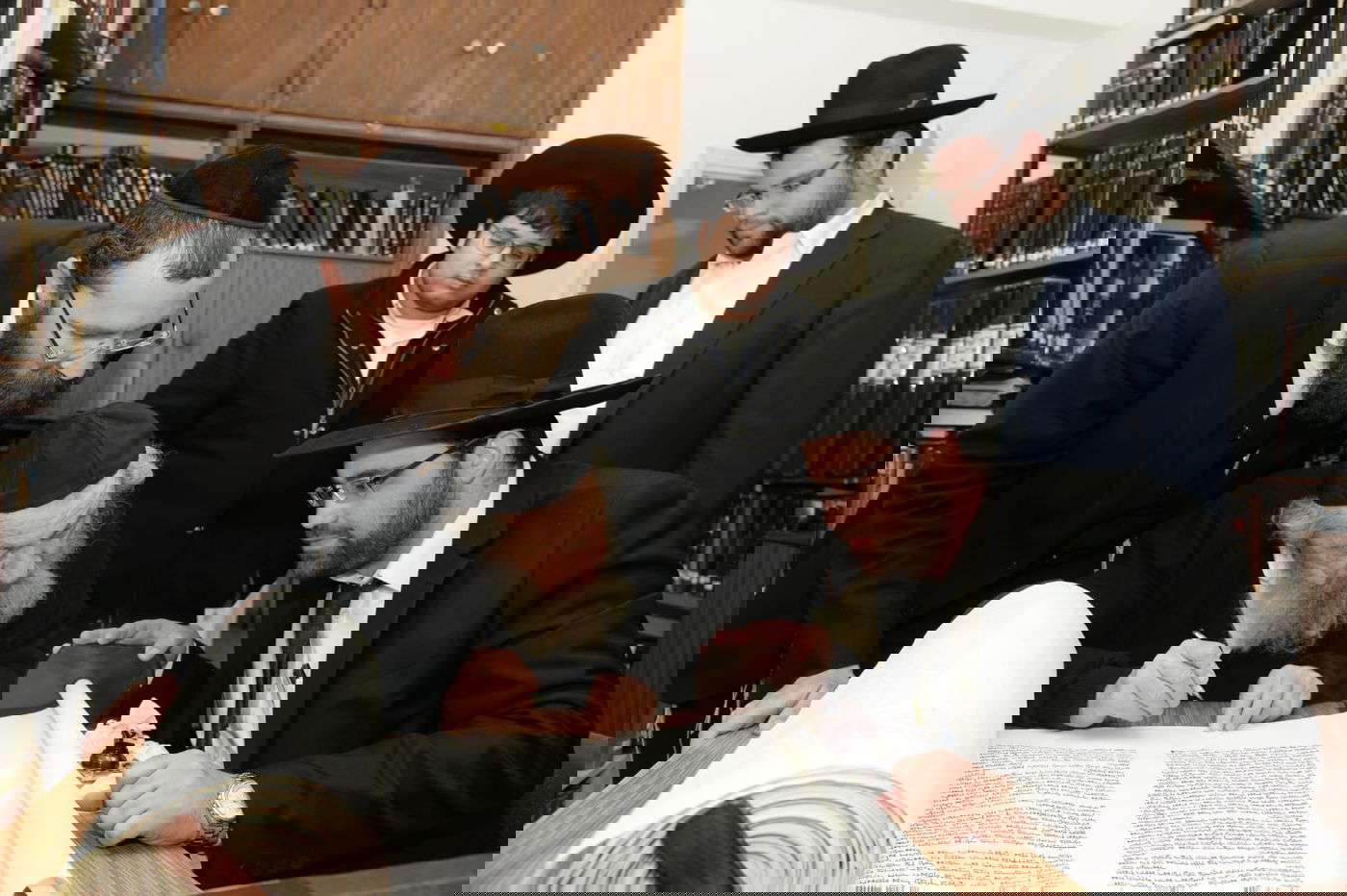 גדולי ישראל כתבו אות בספר התורה. תיעוד