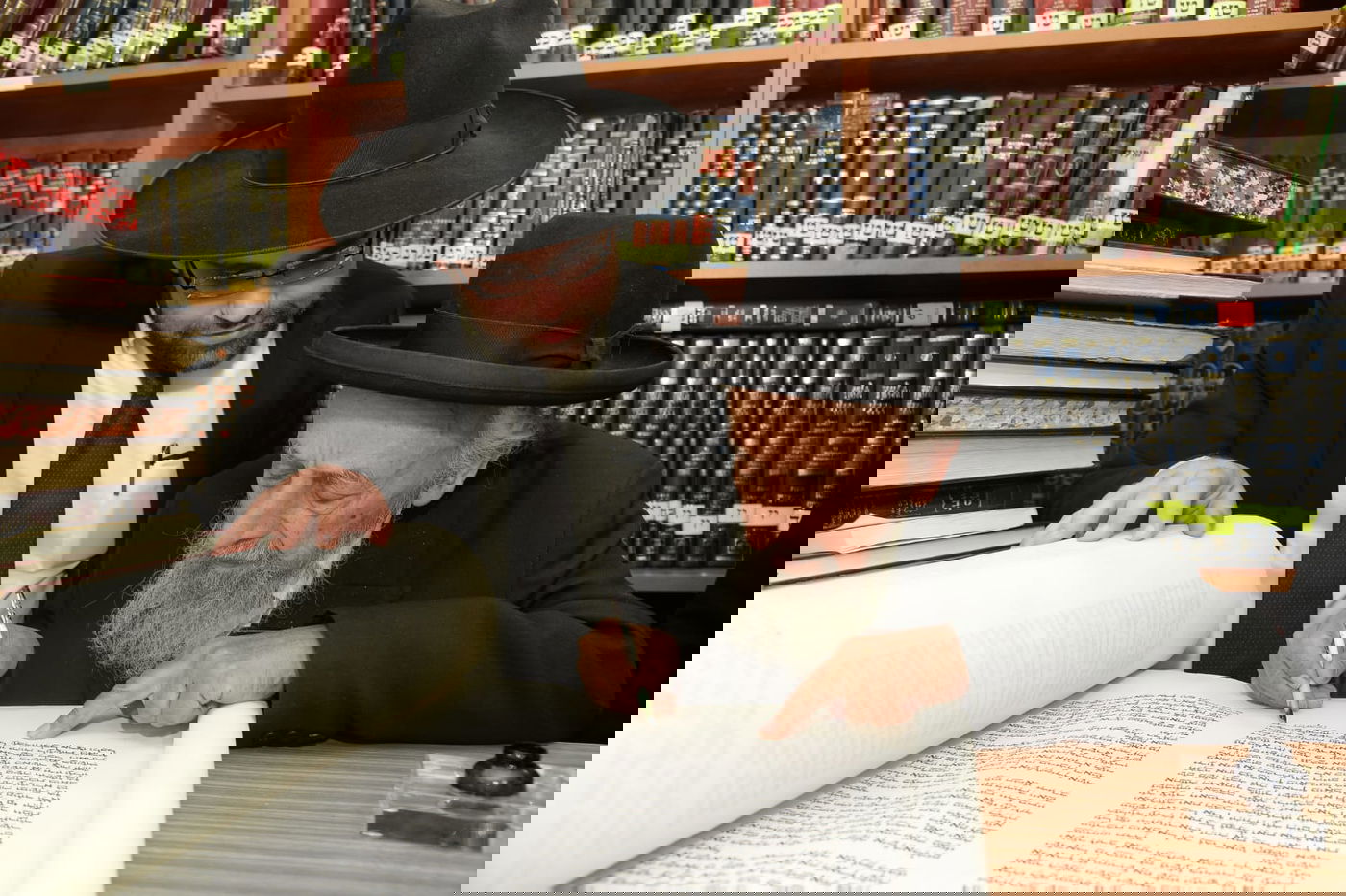 גדולי ישראל כתבו אות בספר התורה. תיעוד