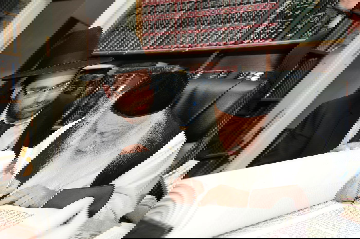 גדולי ישראל כתבו אות בספר התורה. תיעוד