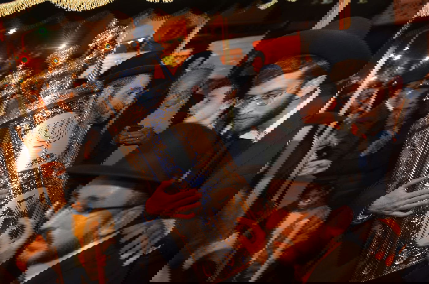 גדולי ישראל כתבו אות בספר התורה. תיעוד