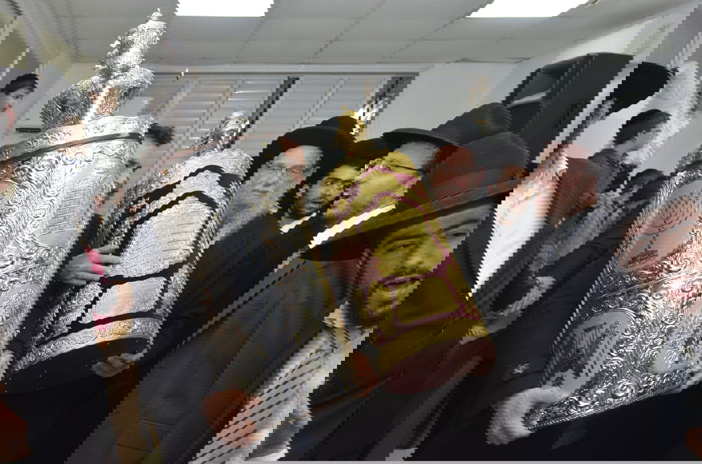 גדולי ישראל כתבו אות בספר התורה. תיעוד