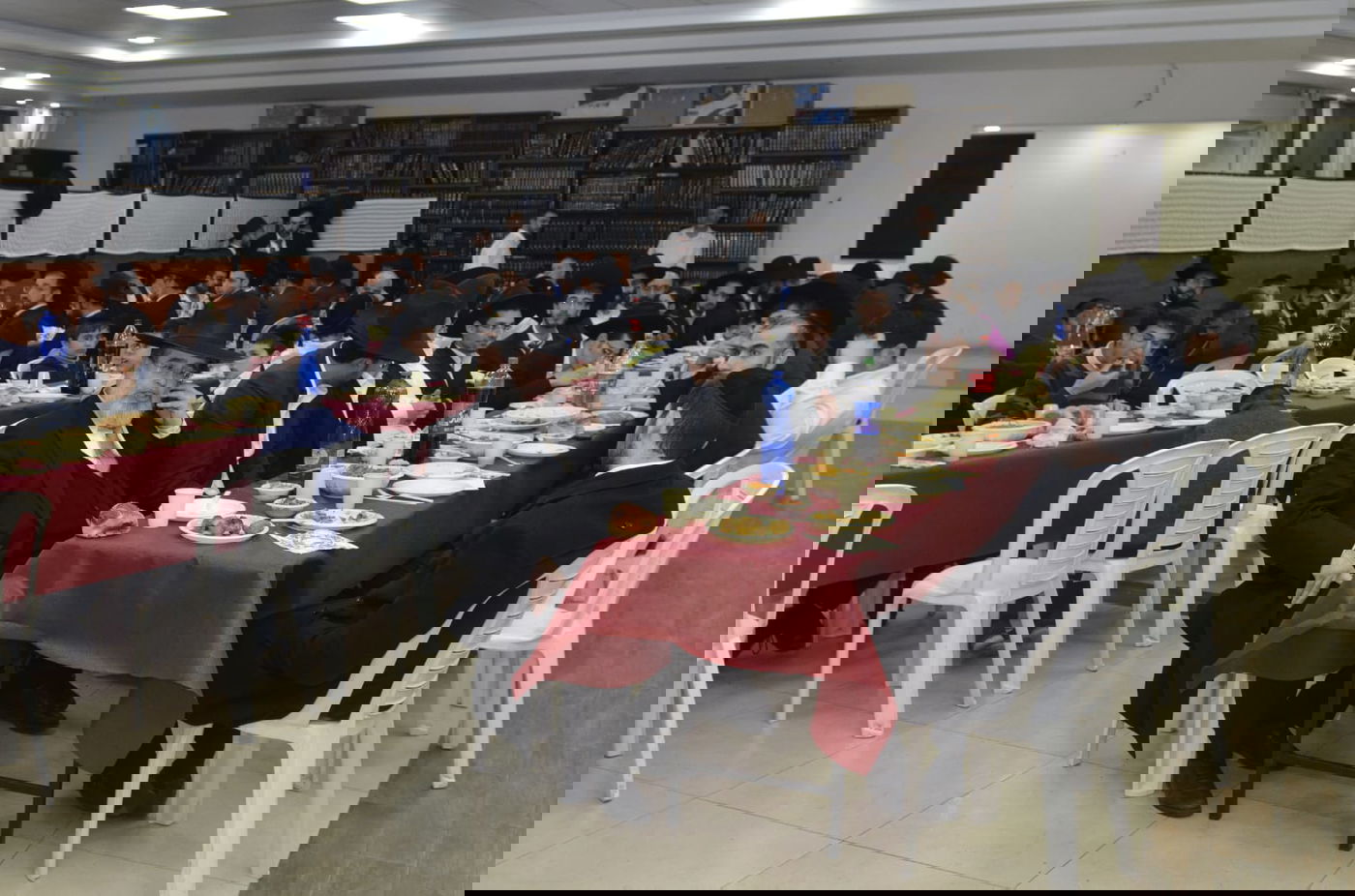 גדולי ישראל כתבו אות בספר התורה. תיעוד