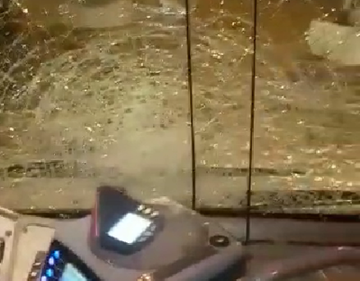 חלון האוטובוס המנופץ