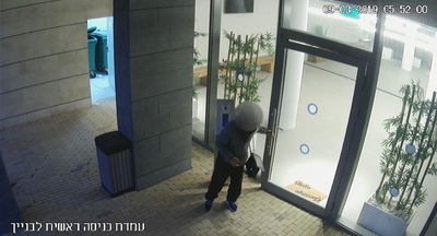 כתב אישום: תועד פורץ וגונב מבתים ונעצר