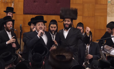 מרגש: ליפא מקפיץ ומשמח בחתונת היתום