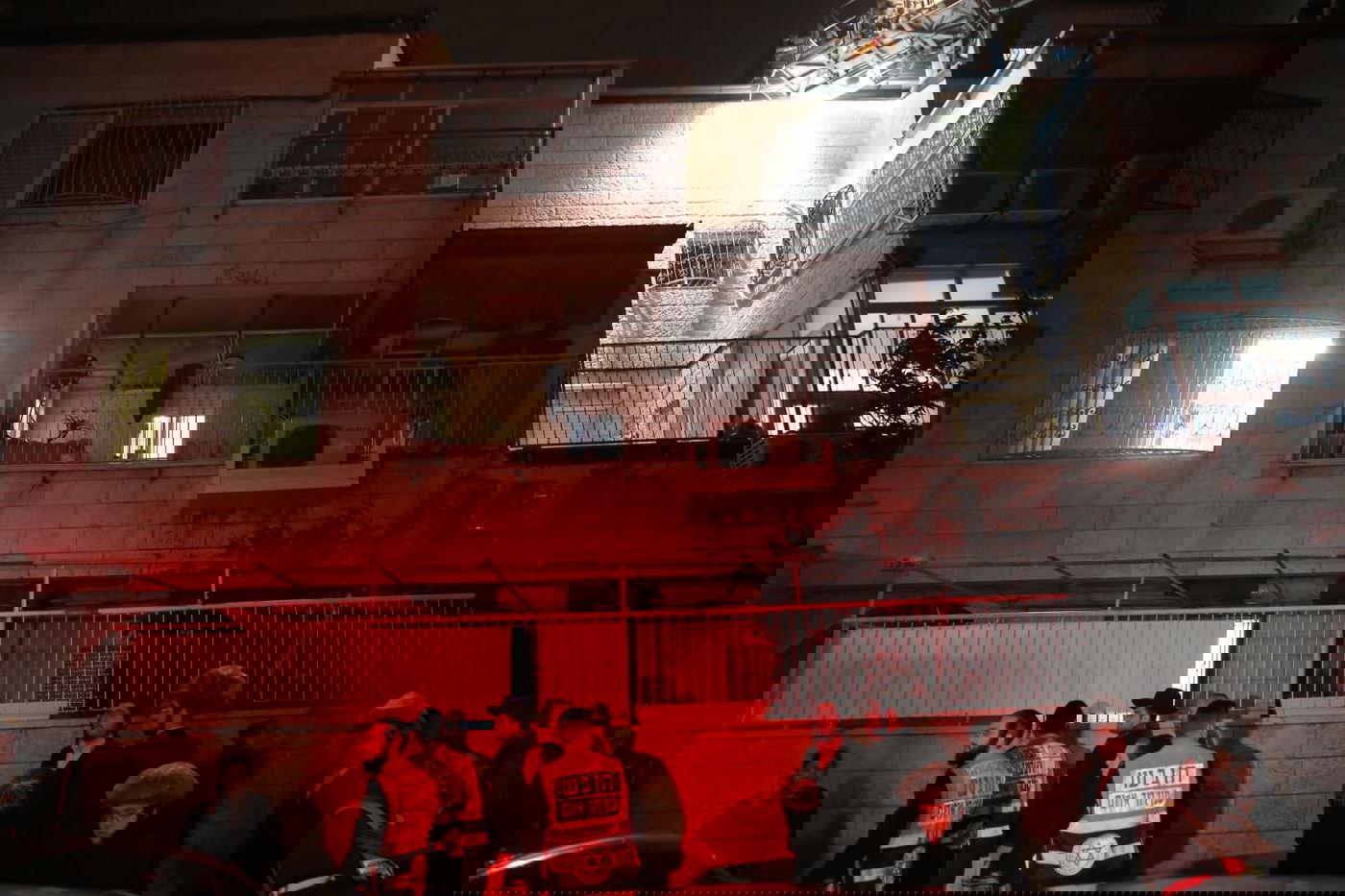 שריפה בבניין מגורים חרדי; הלכודים חולצו