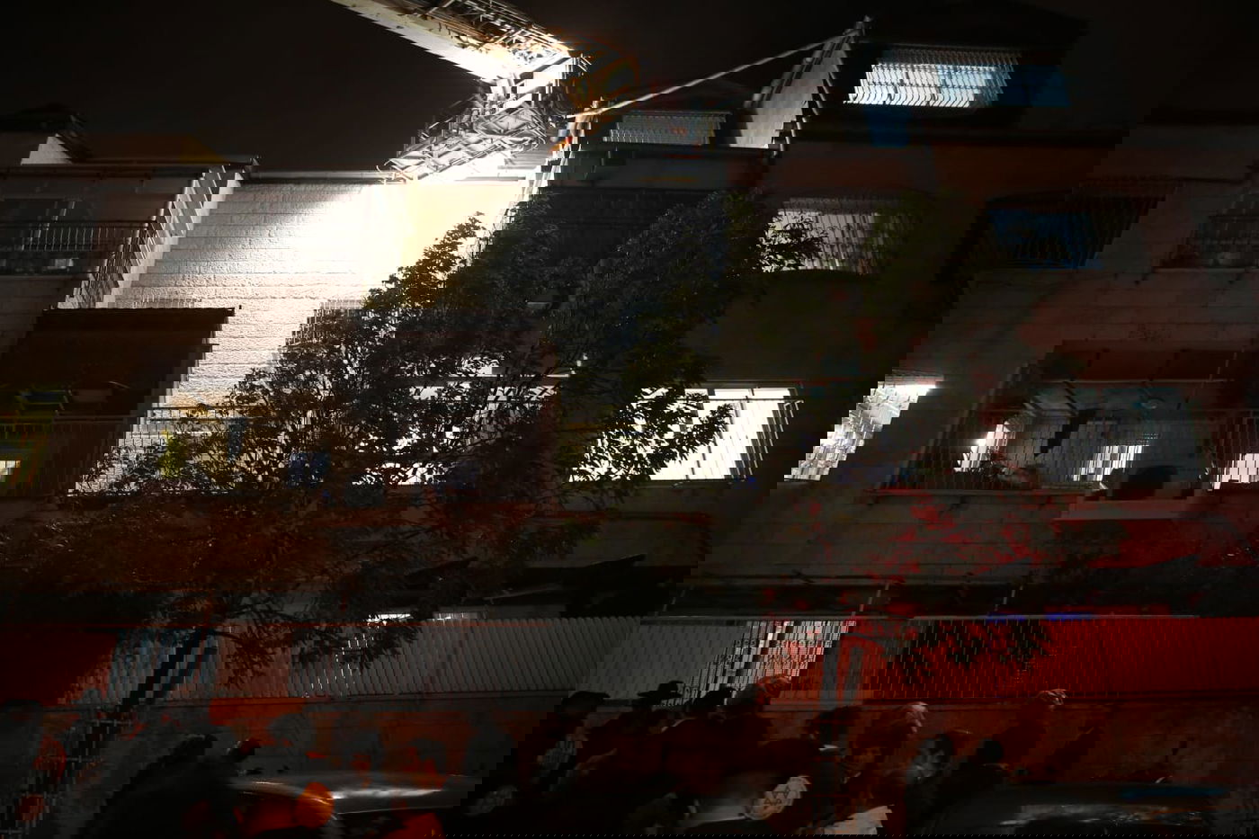 שריפה בבניין מגורים חרדי; הלכודים חולצו