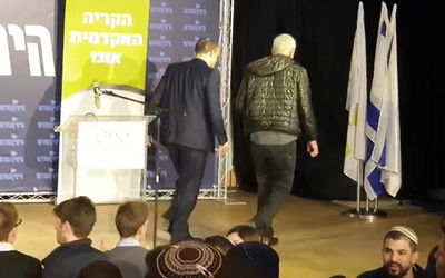 צפו: השר נפתלי בנט נוטש נאום ב'אונו'