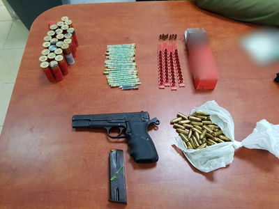 השוטרים מצאו האקדח בתיק של האישה