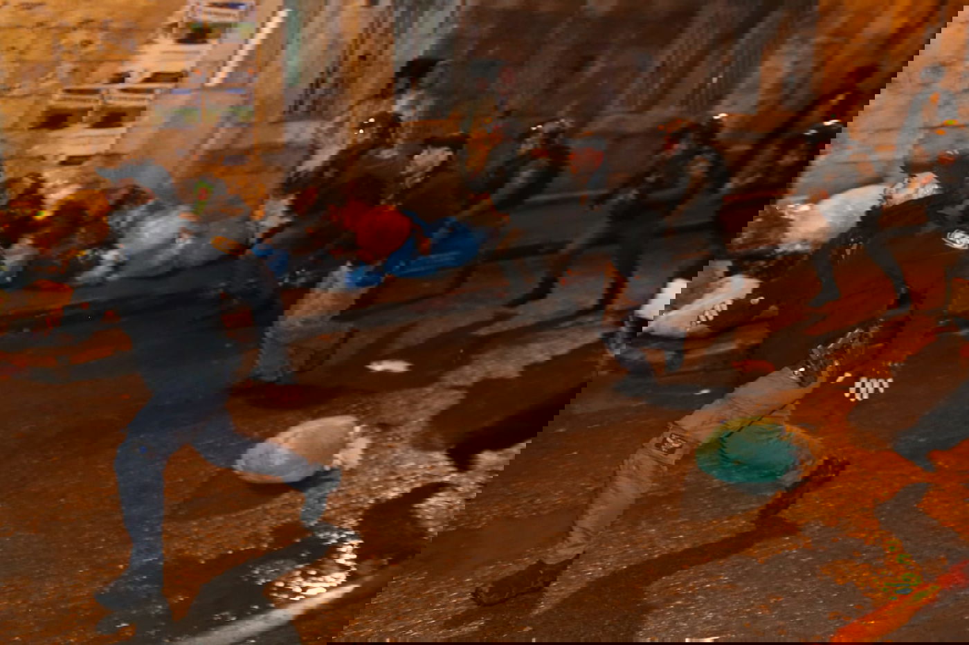 צפו: השוטרים הסירו את בובת החייל החרדי