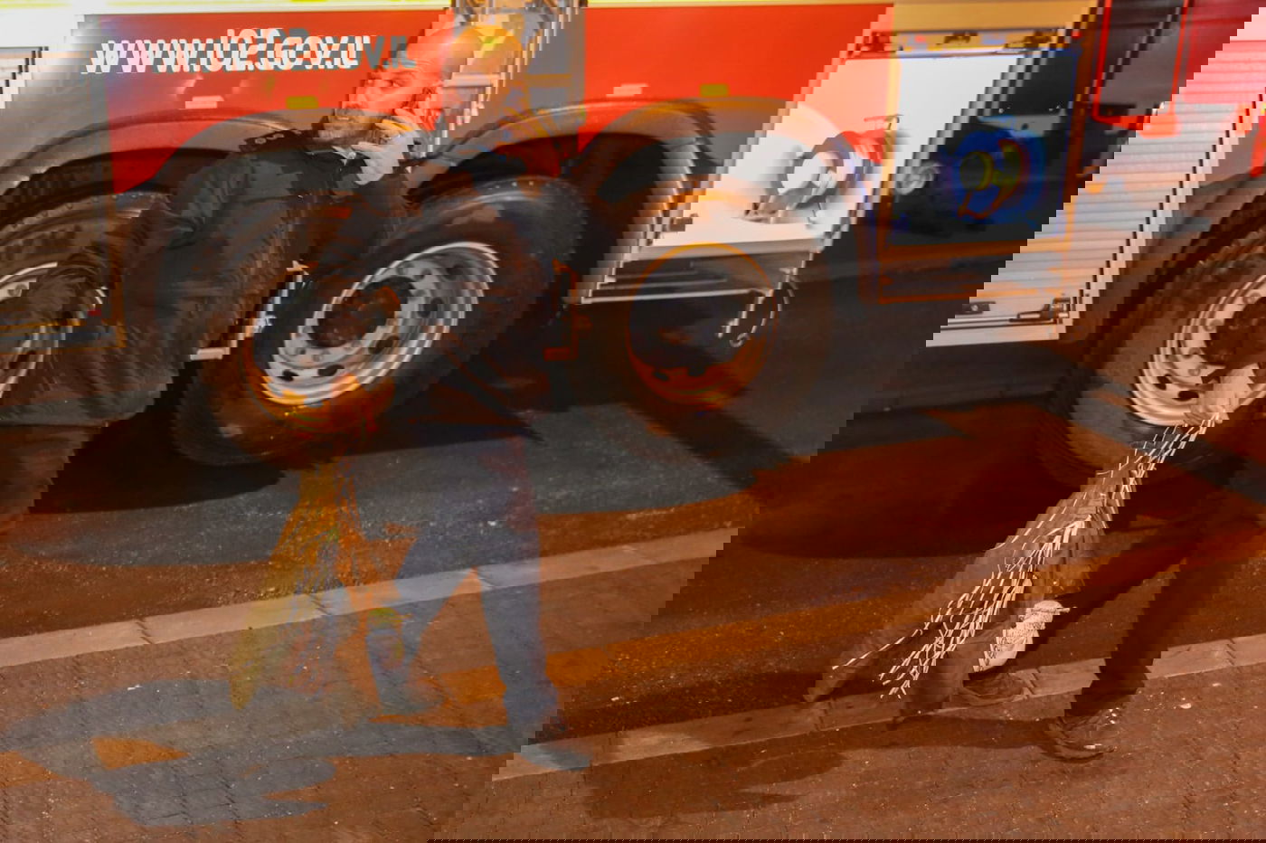 צפו: השוטרים הסירו את בובת החייל החרדי