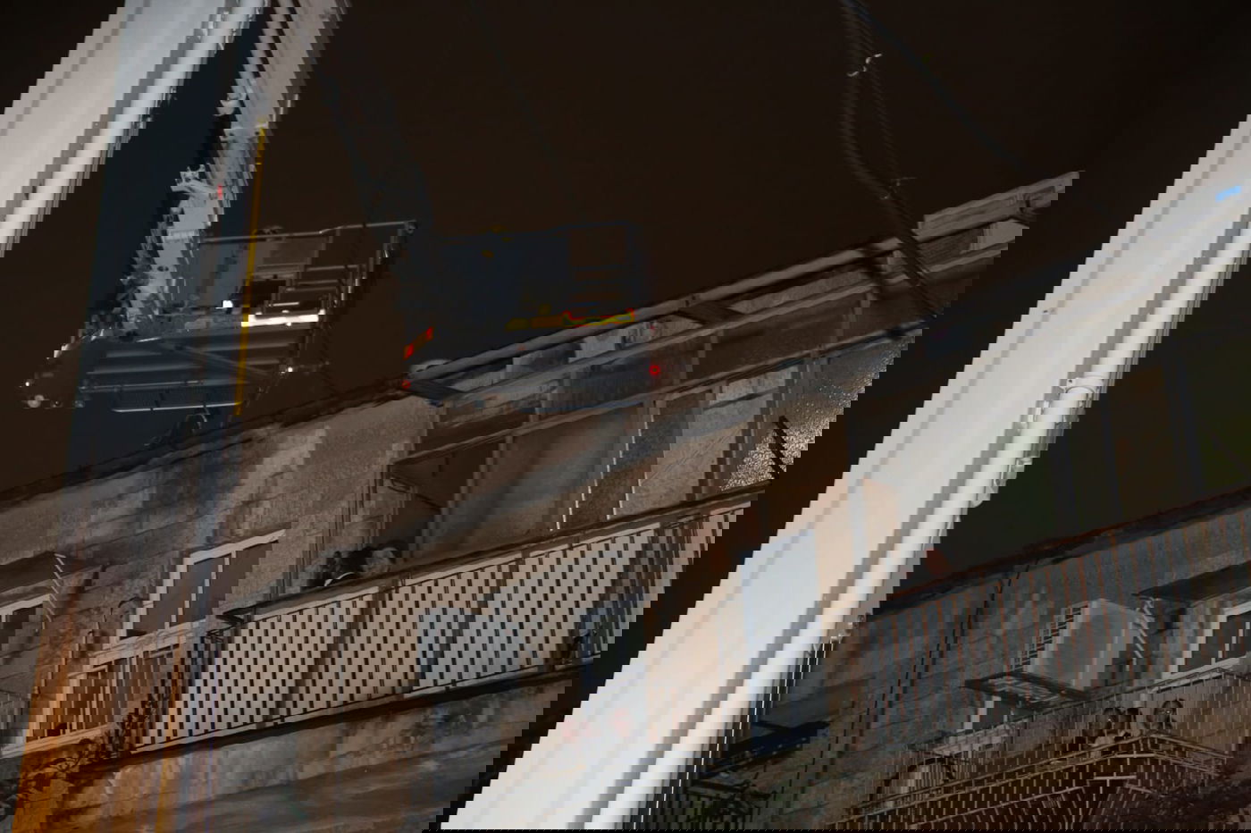 צפו: השוטרים הסירו את בובת החייל החרדי