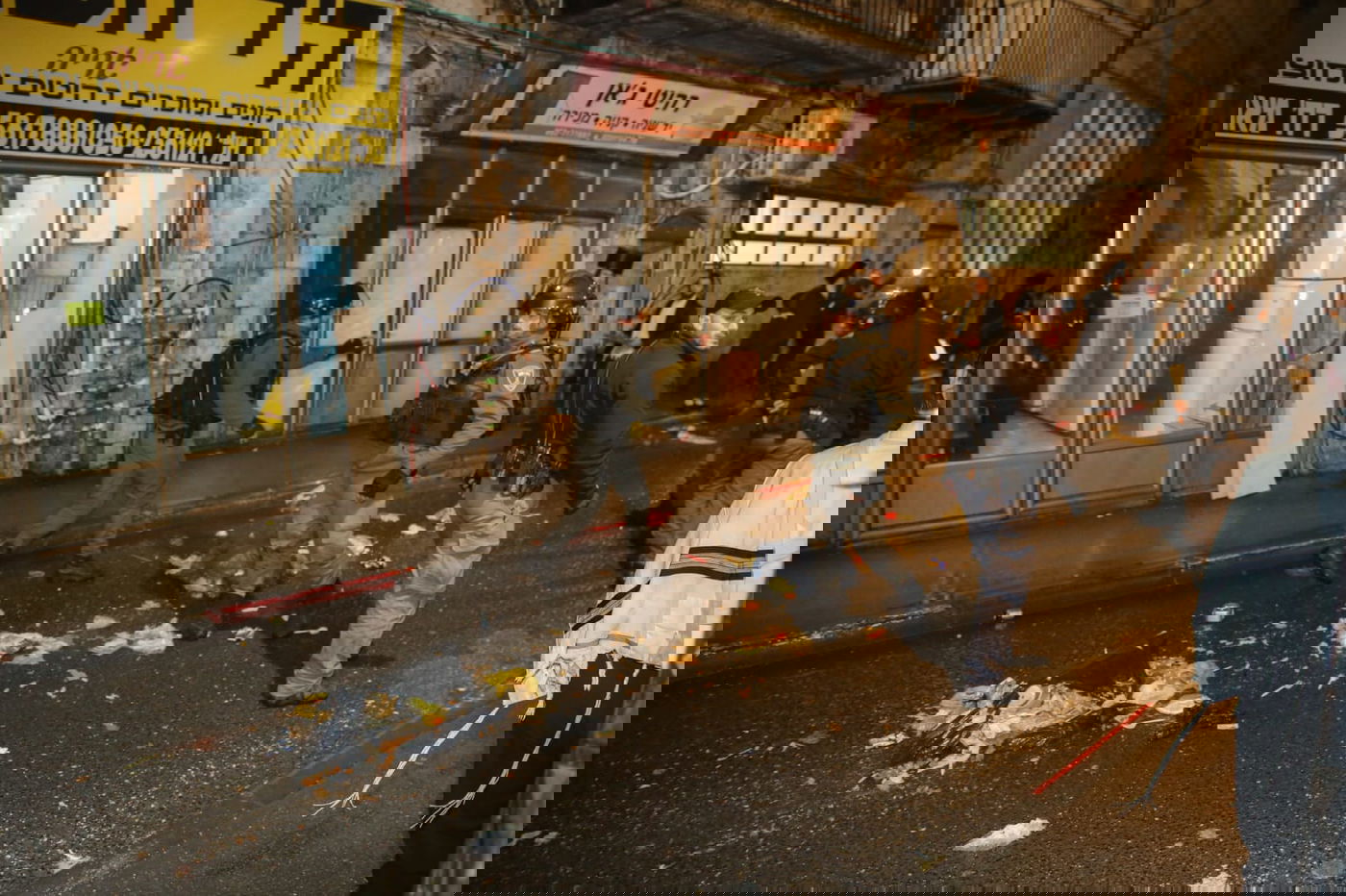 צפו: השוטרים הסירו את בובת החייל החרדי