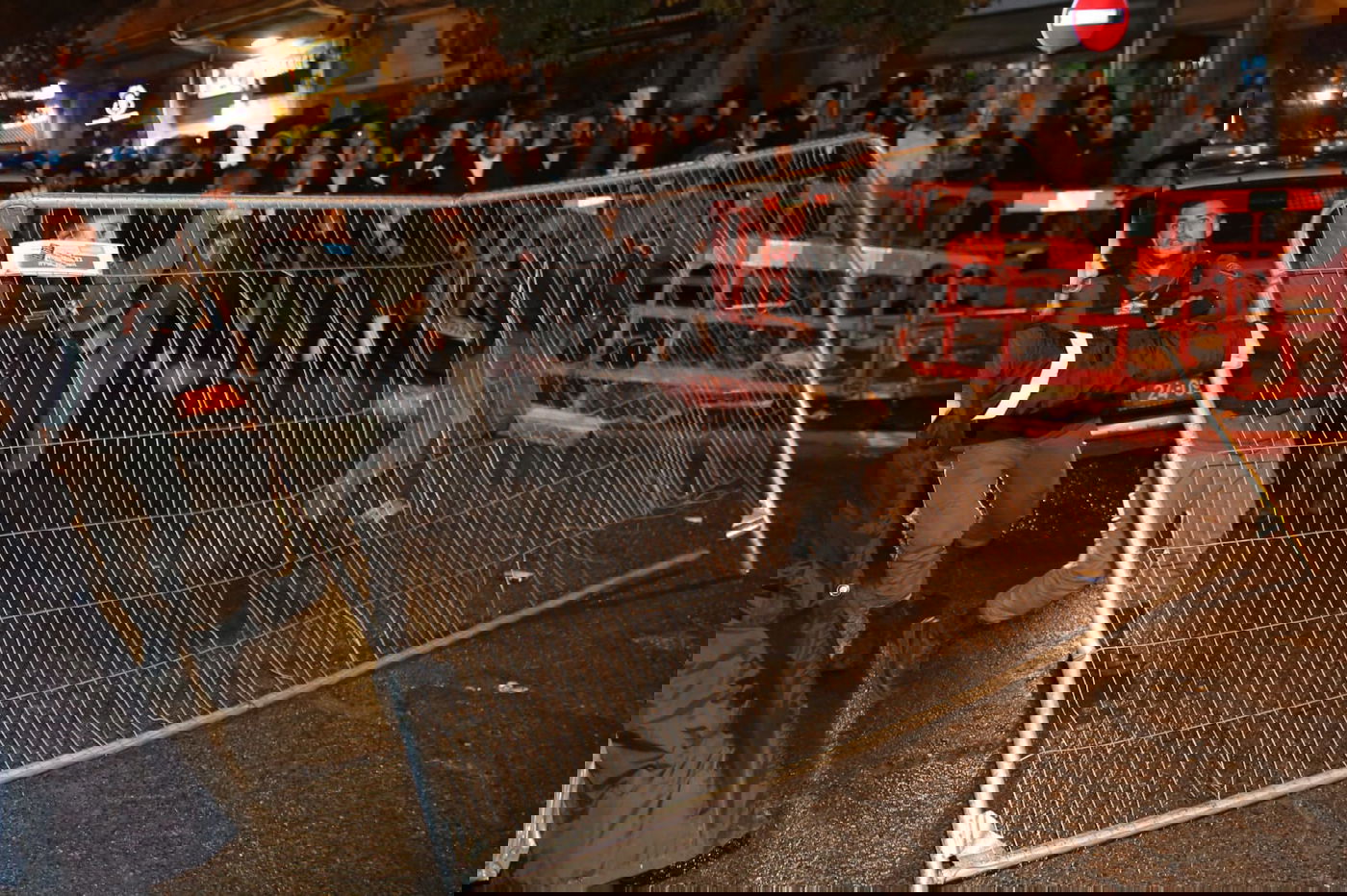 צפו: השוטרים הסירו את בובת החייל החרדי