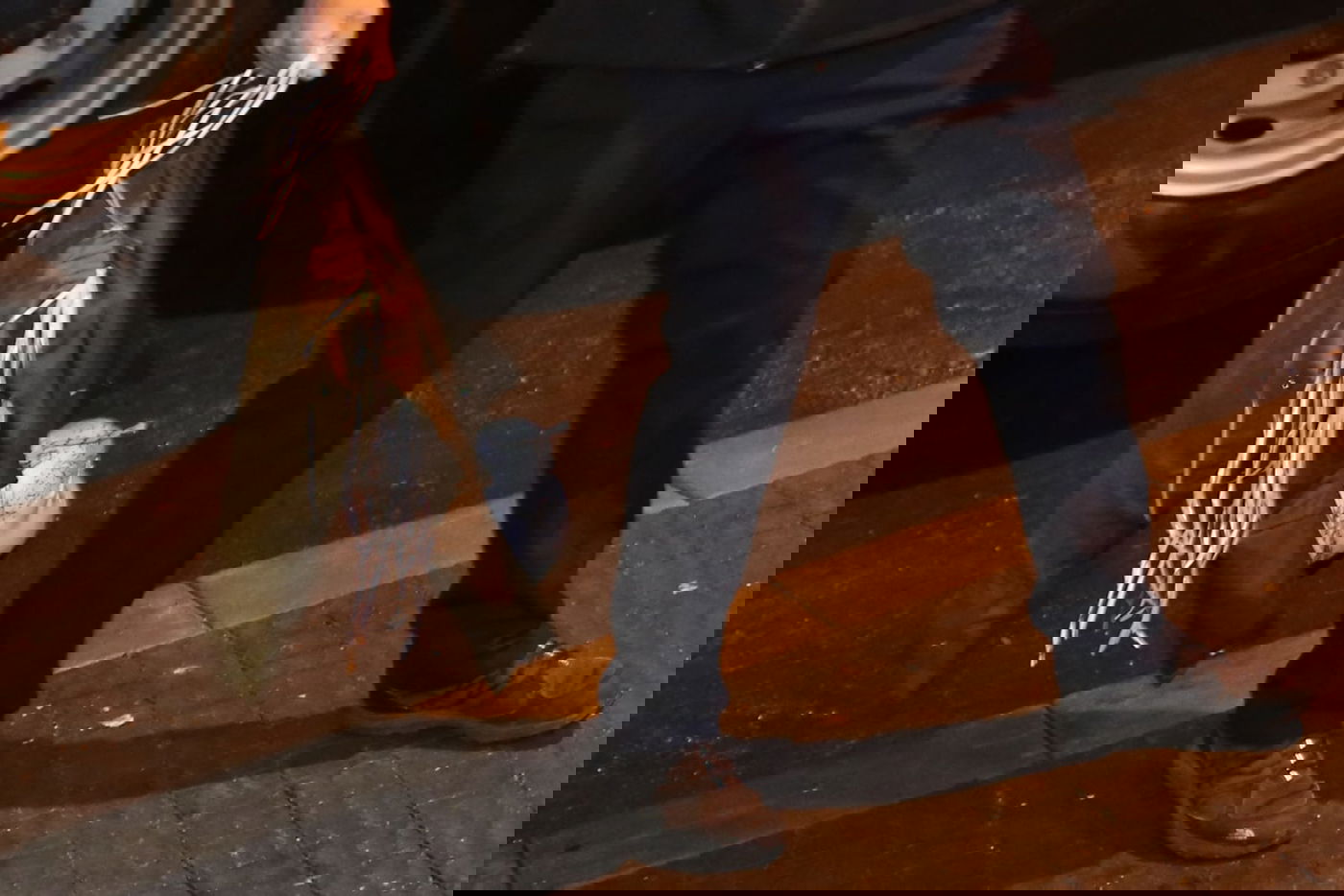 צפו: השוטרים הסירו את בובת החייל החרדי