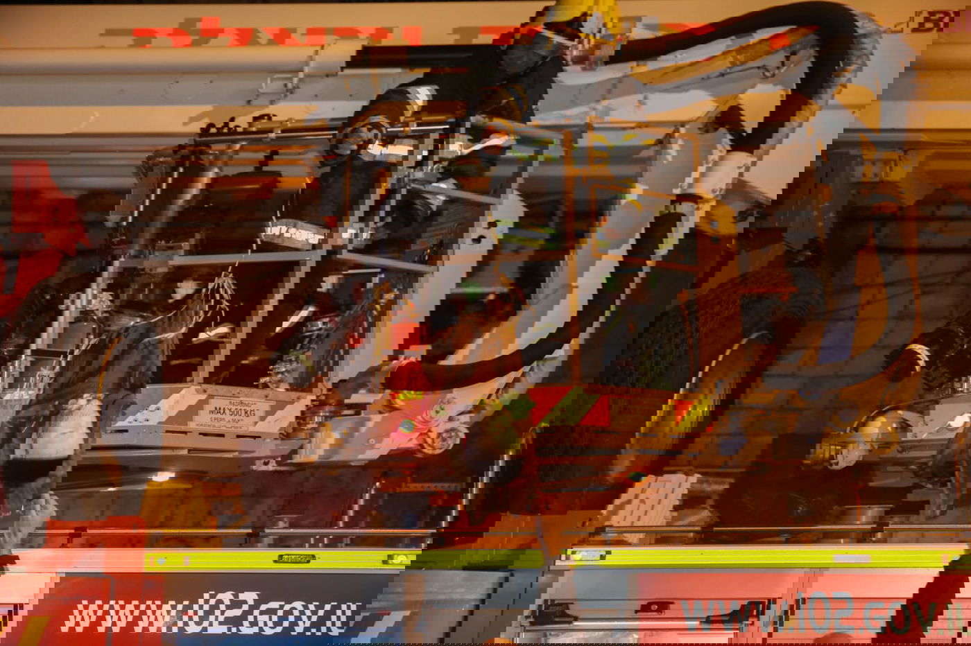 צפו: השוטרים הסירו את בובת החייל החרדי